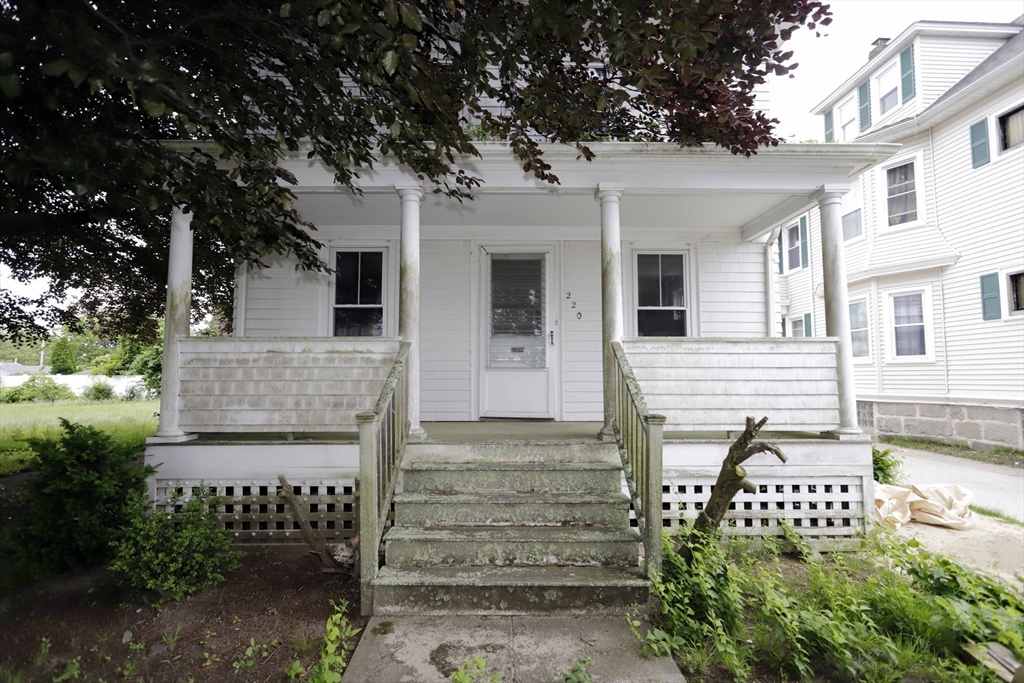 220 Aquidneck St