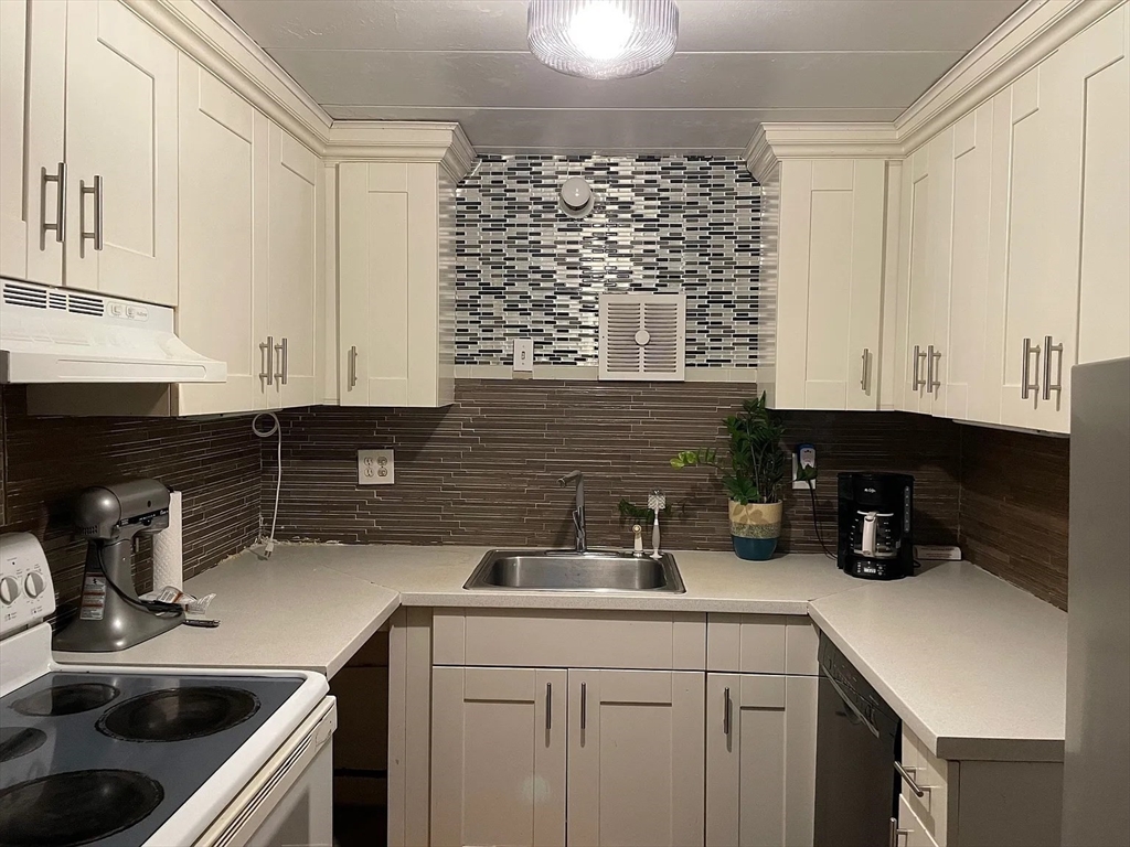 18 Nelson Dr #1E, Randolph, MA Photo #1