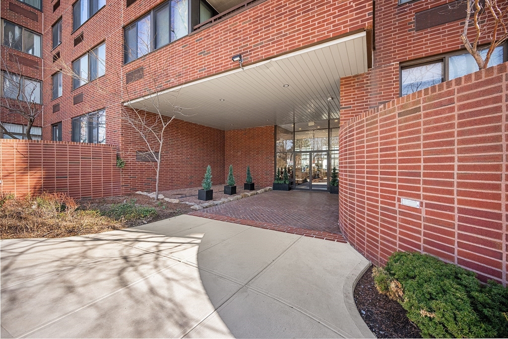 77 Adams St 610