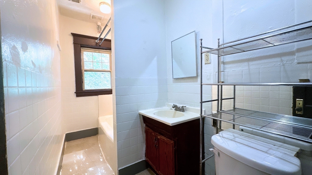 Springfield, Massachusetts 01108, United States, 3 Bedrooms Bedrooms, ,1 BathroomBathrooms,Residential,Active,179690