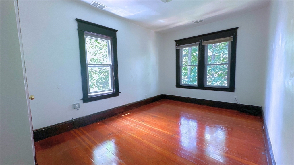 Springfield, Massachusetts 01108, United States, 3 Bedrooms Bedrooms, ,1 BathroomBathrooms,Residential,Active,179690