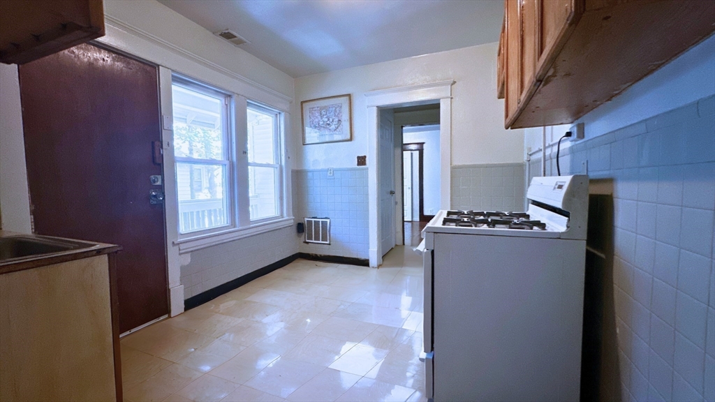 Springfield, Massachusetts 01108, United States, 3 Bedrooms Bedrooms, ,1 BathroomBathrooms,Residential,Active,179690