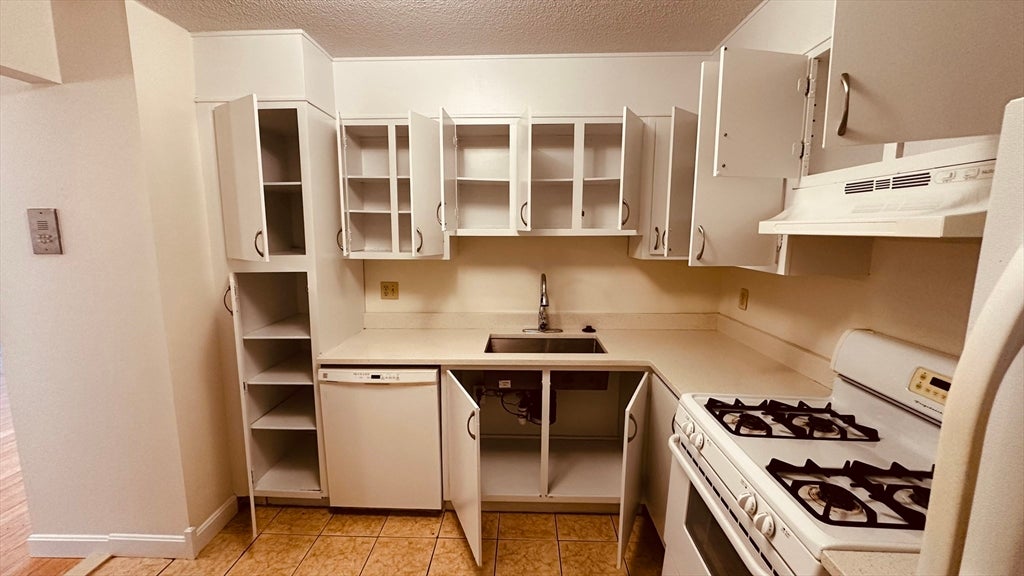 1550 Worcester Rd #526, Framingham, MA Photo #28
