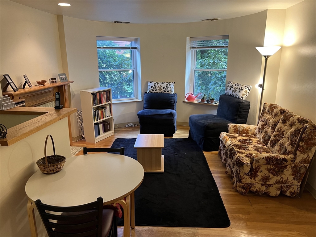 87 Gainsborough St 202