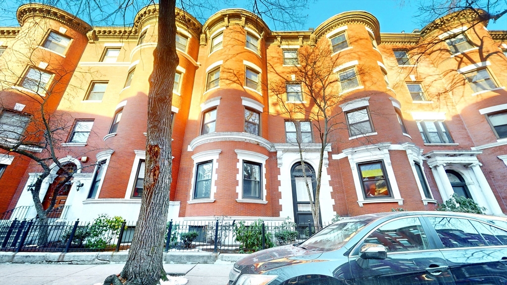 87 Gainsborough St 202