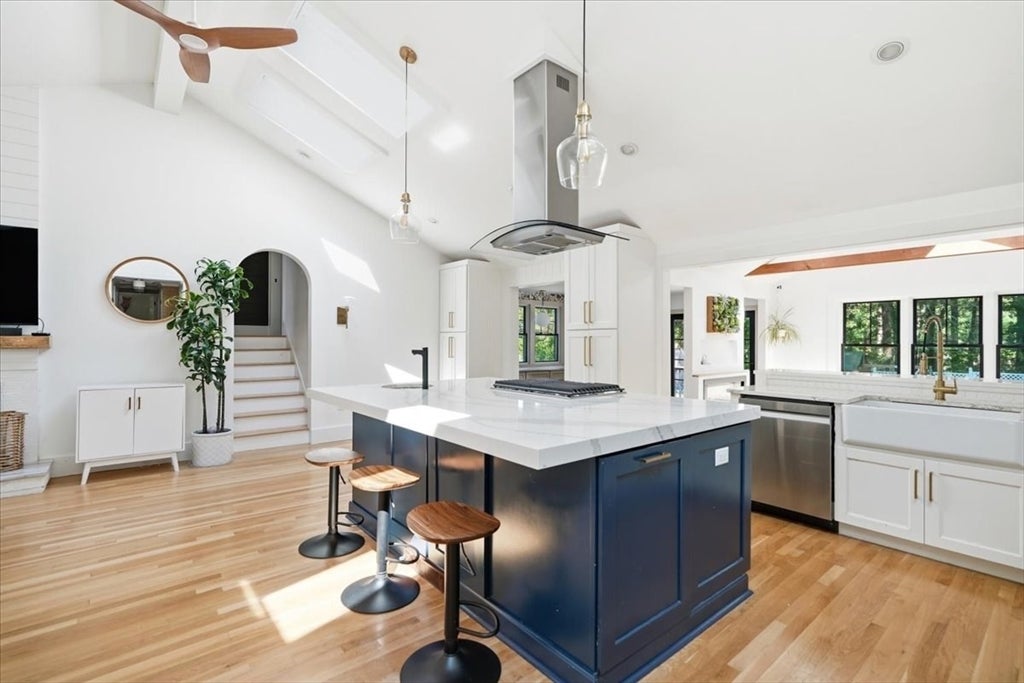 2 Hazelwood Dr