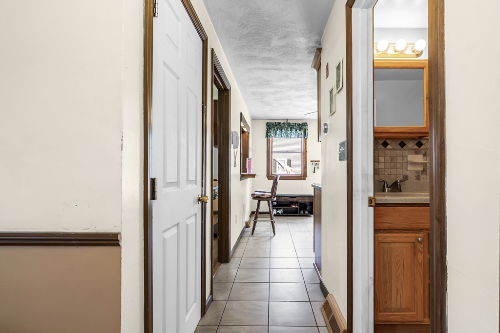 8 Portsmouth Rd, Amesbury, MA Photo #9