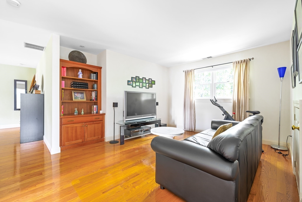 Natick, Massachusetts 01760, United States, 4 Bedrooms Bedrooms, ,3 BathroomsBathrooms,Residential,Active,180265