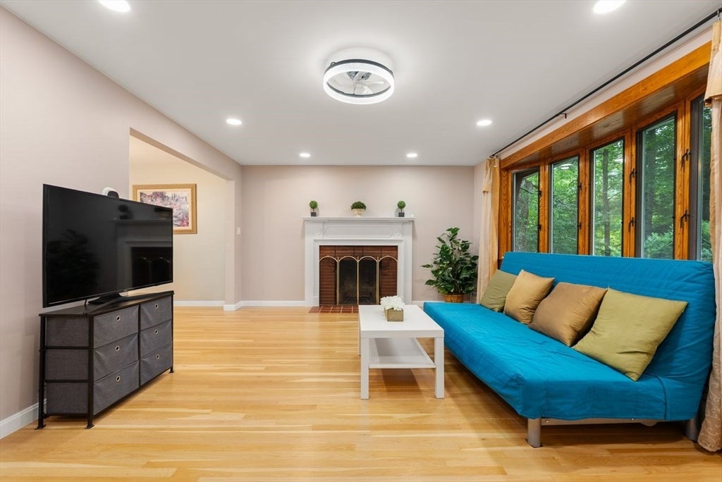 25 Meadowbrook Road, Sudbury, MA Photo #2
