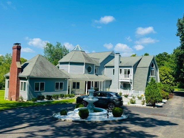 Click for 99 Conant Rd #1, Lincoln, MA slideshow Click for 99 Conant Rd #1, Lincoln, MA slideshow