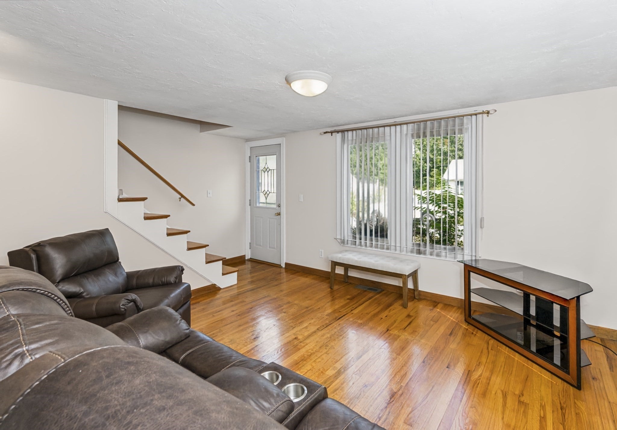 4 Amos St
