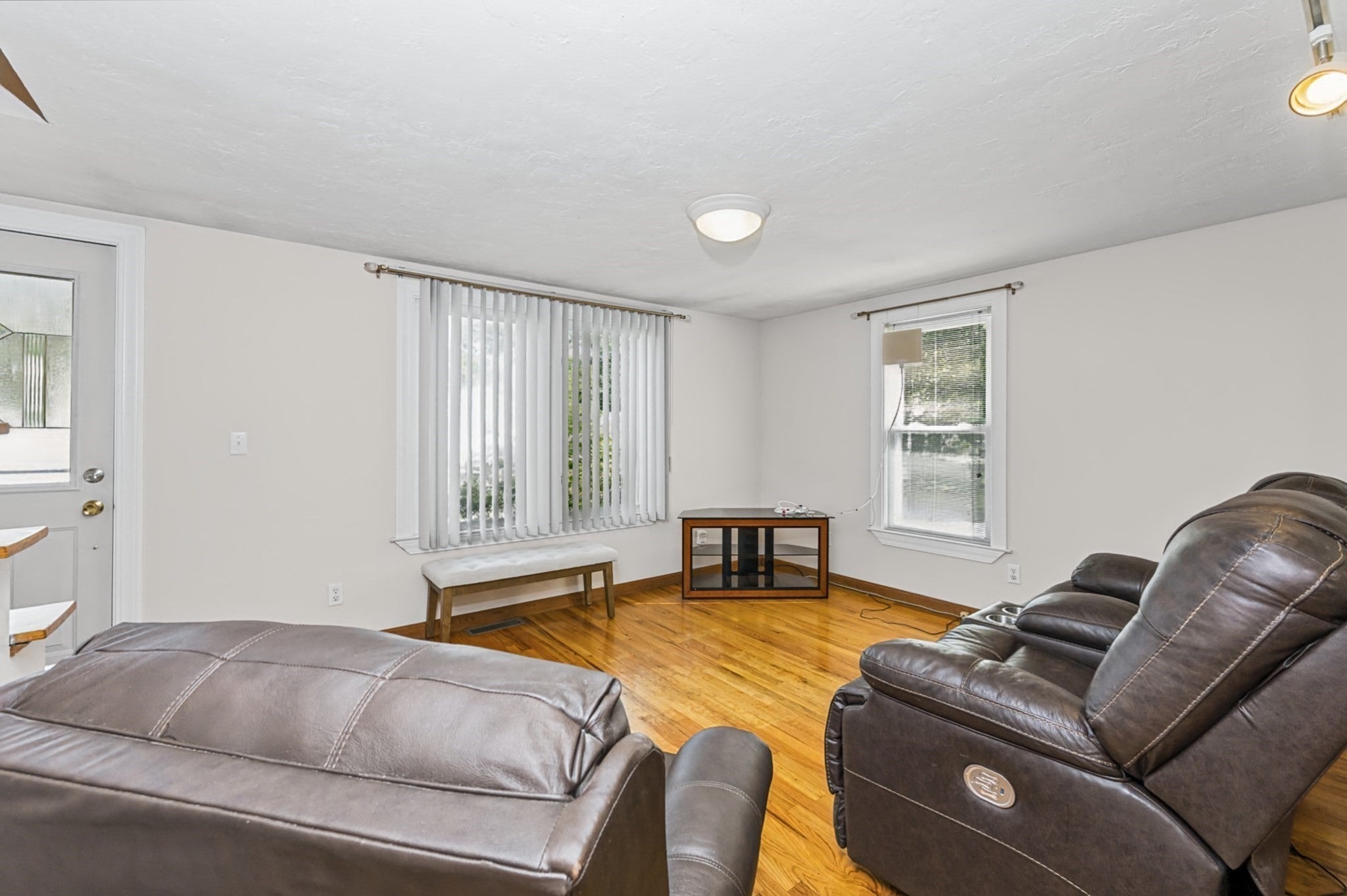 4 Amos St