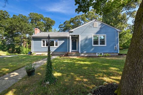 25 Pershing Ave Acushnet MA 02743