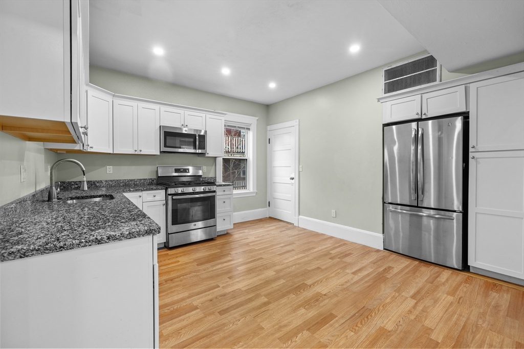 Click for 25 Howes St #3, Boston, MA slideshow
