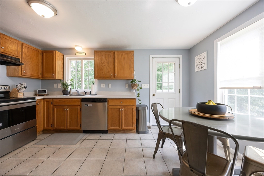 Plainville, Massachusetts 02762, United States, 2 Bedrooms Bedrooms, ,2 BathroomsBathrooms,Residential,Pending,152036