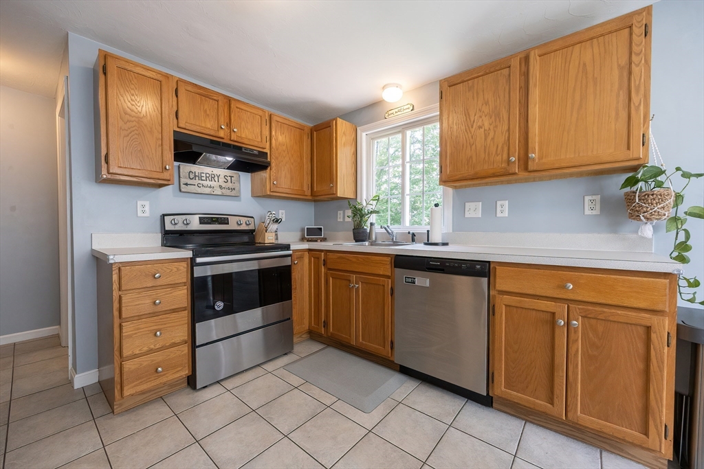 Plainville, Massachusetts 02762, United States, 2 Bedrooms Bedrooms, ,2 BathroomsBathrooms,Residential,Pending,152036