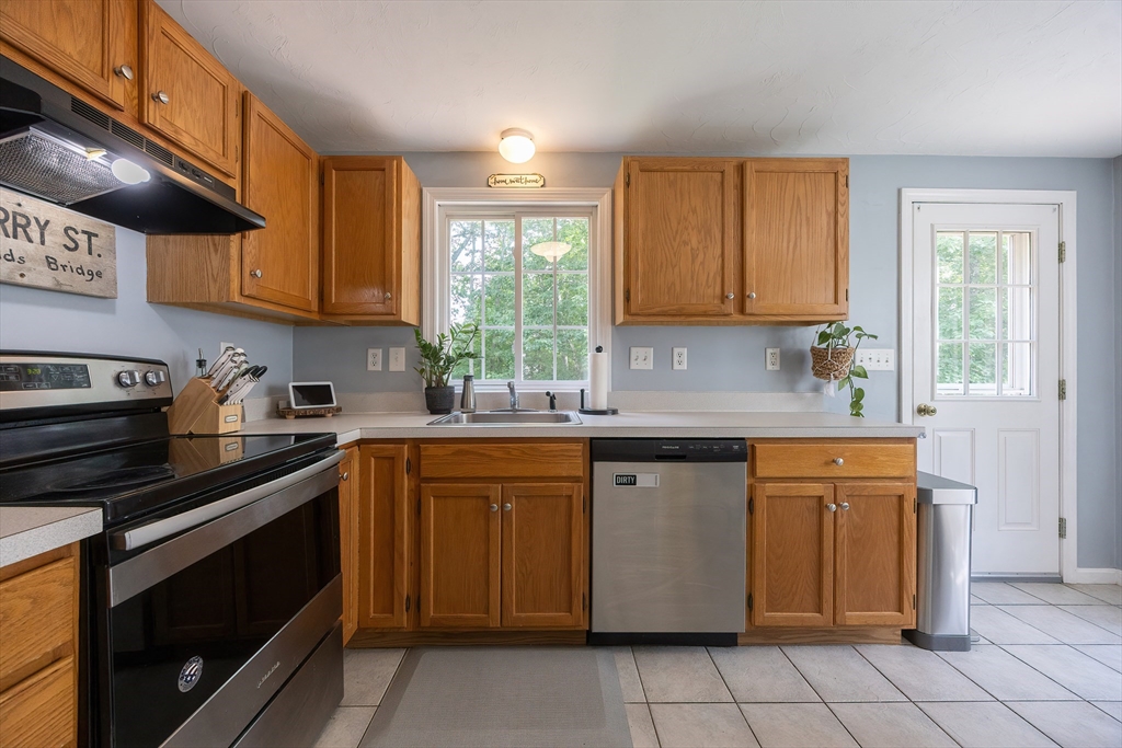 Plainville, Massachusetts 02762, United States, 2 Bedrooms Bedrooms, ,2 BathroomsBathrooms,Residential,Pending,152036