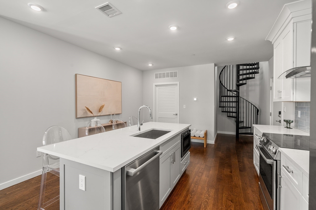 267 Old Colony 605