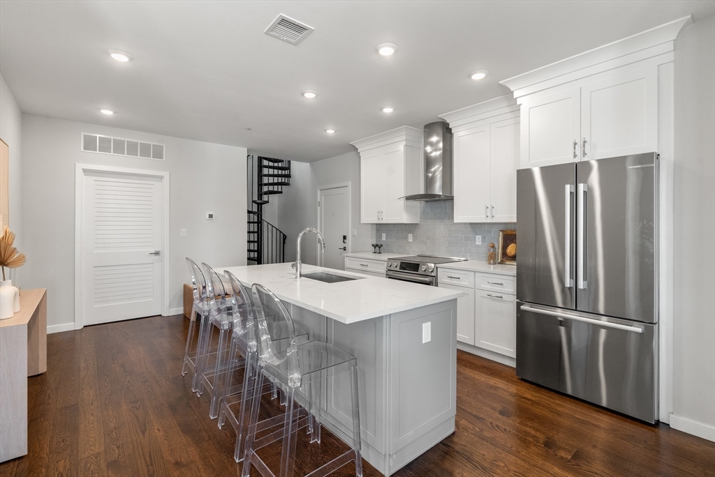 267 Old Colony 605