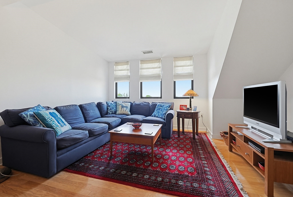 72 Ashland St 410