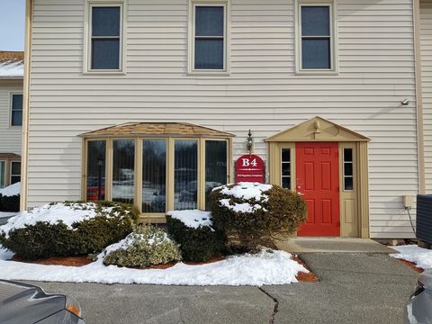 Photo of 12 Parmenter Rd #B5, Londonderry, NH 03053 (MLS # 73512129)