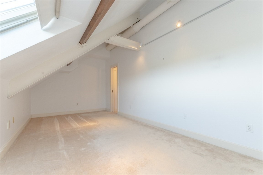 Winchester, Massachusetts 01890, United States, 1 Bedroom Bedrooms, ,2 BathroomsBathrooms,Residential,Pending,203192