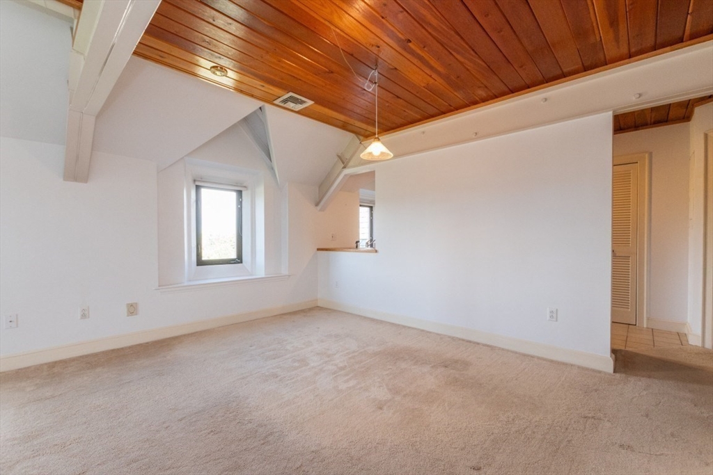 Winchester, Massachusetts 01890, United States, 1 Bedroom Bedrooms, ,2 BathroomsBathrooms,Residential,Pending,203192