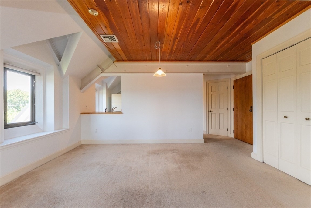 Winchester, Massachusetts 01890, United States, 1 Bedroom Bedrooms, ,2 BathroomsBathrooms,Residential,Pending,203192