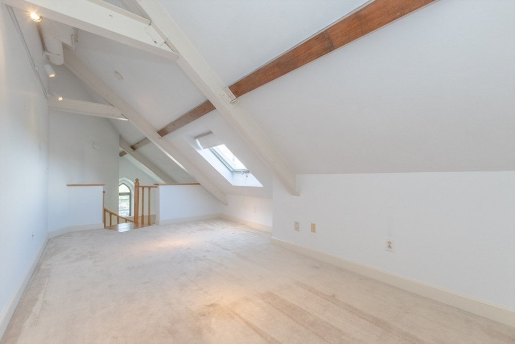 Winchester, Massachusetts 01890, United States, 1 Bedroom Bedrooms, ,2 BathroomsBathrooms,Residential,Pending,203192