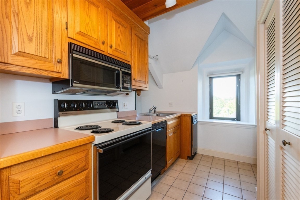 Winchester, Massachusetts 01890, United States, 1 Bedroom Bedrooms, ,2 BathroomsBathrooms,Residential,Pending,203192