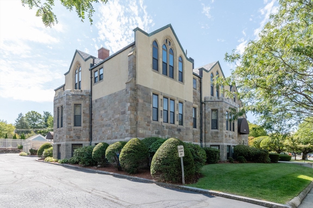 Winchester, Massachusetts 01890, United States, 1 Bedroom Bedrooms, ,2 BathroomsBathrooms,Residential,Pending,203192