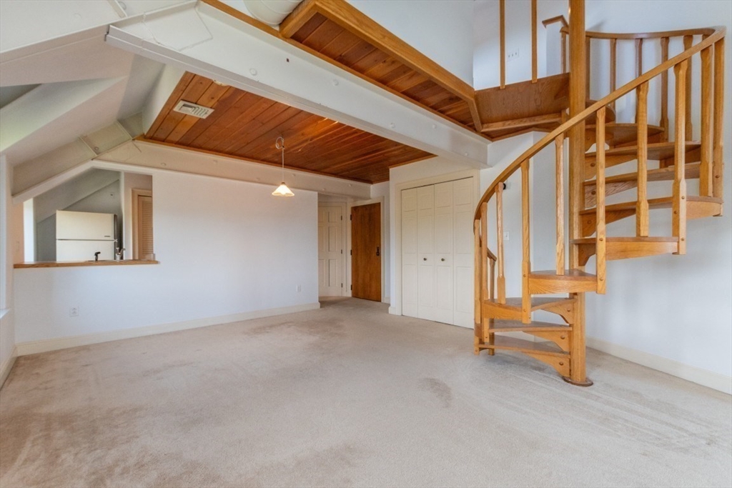 Winchester, Massachusetts 01890, United States, 1 Bedroom Bedrooms, ,2 BathroomsBathrooms,Residential,Pending,203192