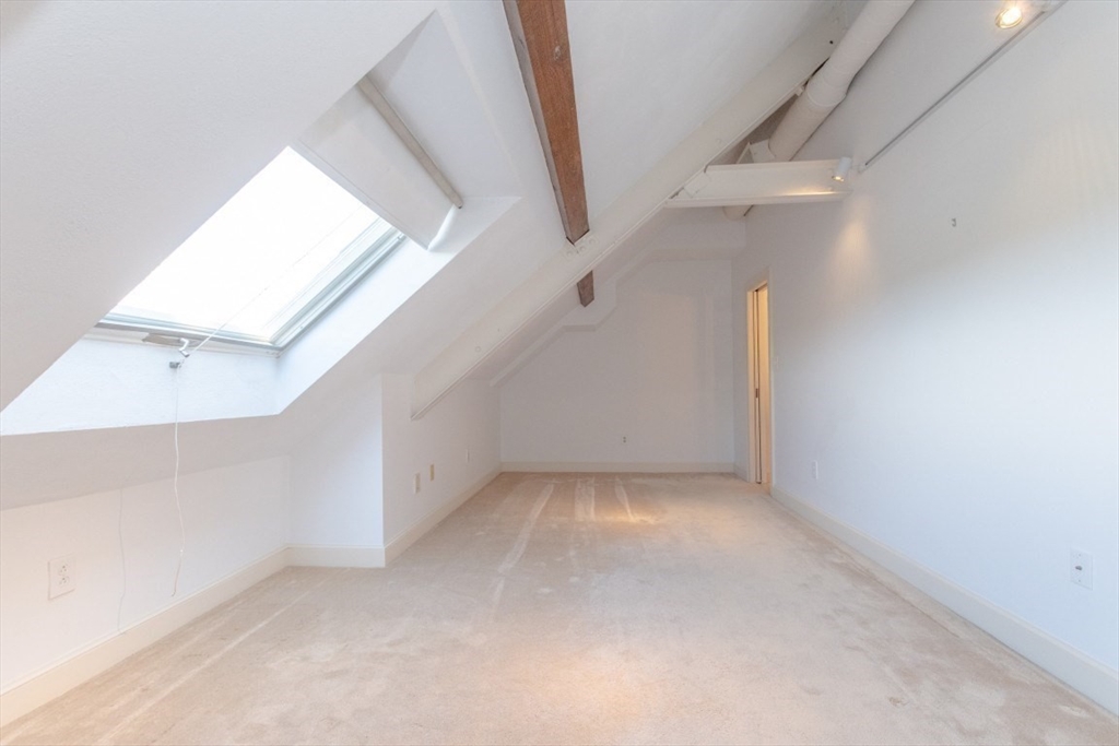 Winchester, Massachusetts 01890, United States, 1 Bedroom Bedrooms, ,2 BathroomsBathrooms,Residential,Pending,203192