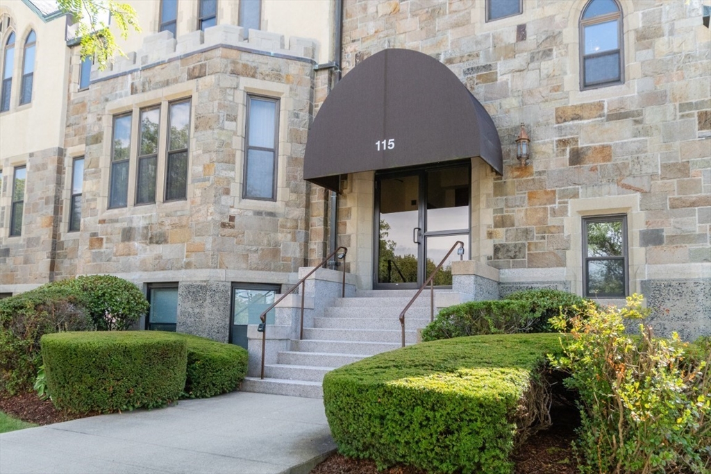 Winchester, Massachusetts 01890, United States, 1 Bedroom Bedrooms, ,2 BathroomsBathrooms,Residential,Pending,203192