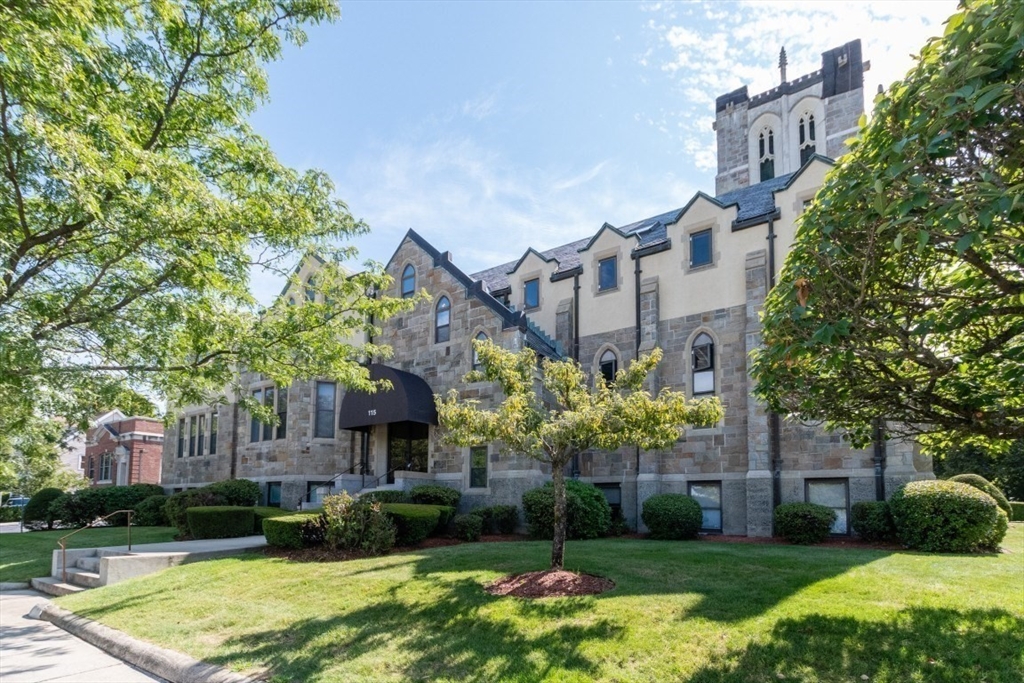 Winchester, Massachusetts 01890, United States, 1 Bedroom Bedrooms, ,2 BathroomsBathrooms,Residential,Pending,203192