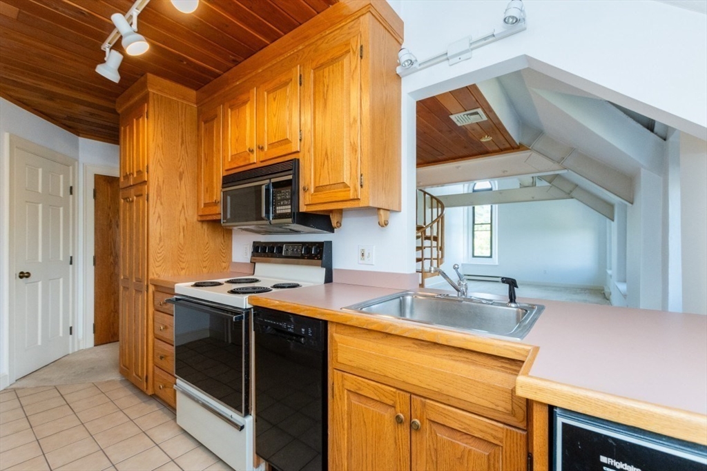 Winchester, Massachusetts 01890, United States, 1 Bedroom Bedrooms, ,2 BathroomsBathrooms,Residential,Pending,203192