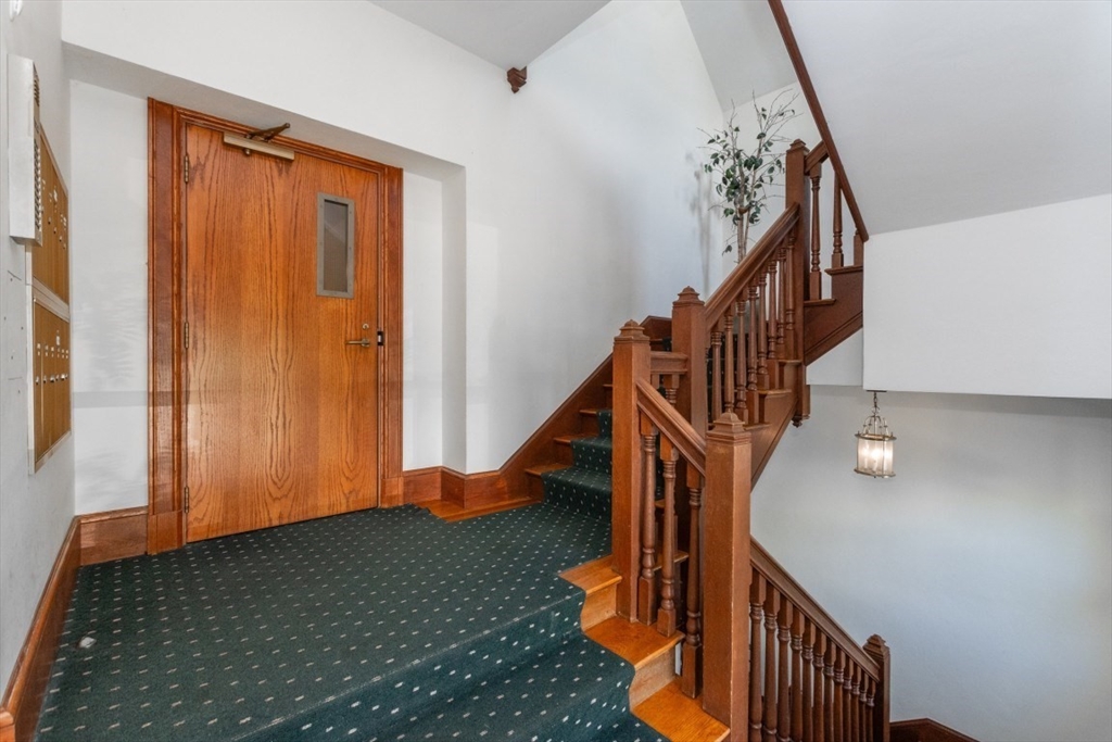 Winchester, Massachusetts 01890, United States, 1 Bedroom Bedrooms, ,2 BathroomsBathrooms,Residential,Pending,203192