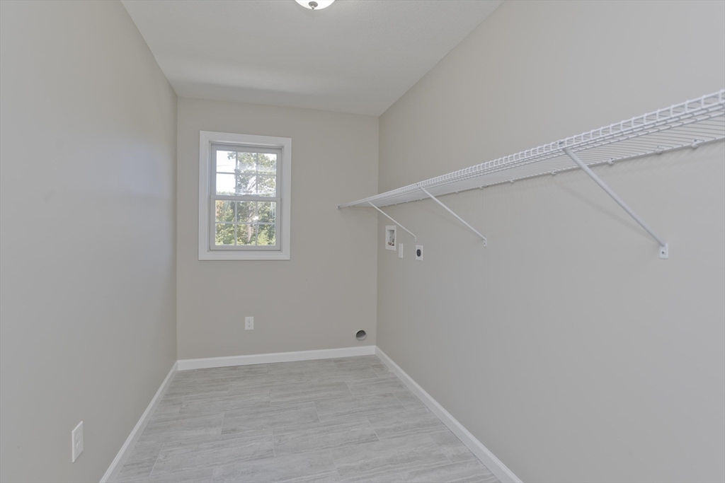 Agawam, Massachusetts 01001, United States, 4 Bedrooms Bedrooms, ,3 BathroomsBathrooms,Residential,Pending,122776