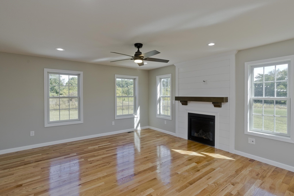 Agawam, Massachusetts 01001, United States, 4 Bedrooms Bedrooms, ,3 BathroomsBathrooms,Residential,Pending,122776