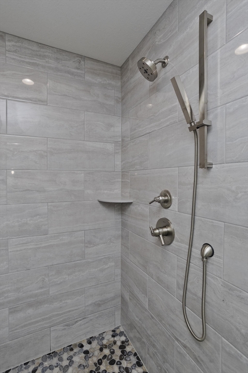 Agawam, Massachusetts 01001, United States, 4 Bedrooms Bedrooms, ,3 BathroomsBathrooms,Residential,Pending,122776