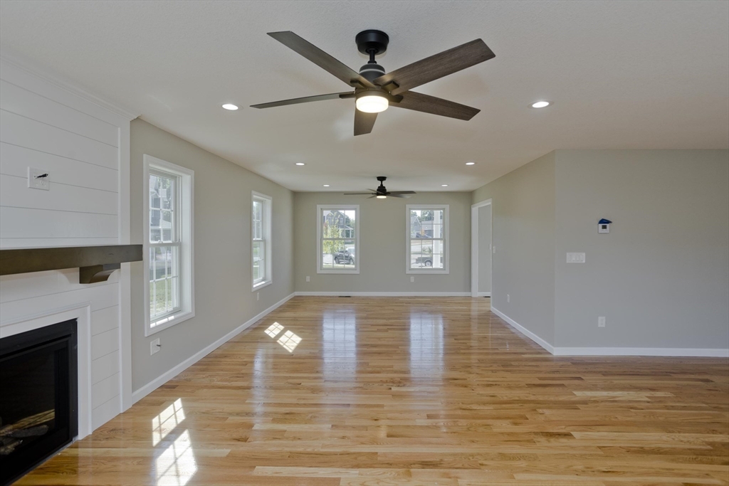 Agawam, Massachusetts 01001, United States, 4 Bedrooms Bedrooms, ,3 BathroomsBathrooms,Residential,Pending,122776