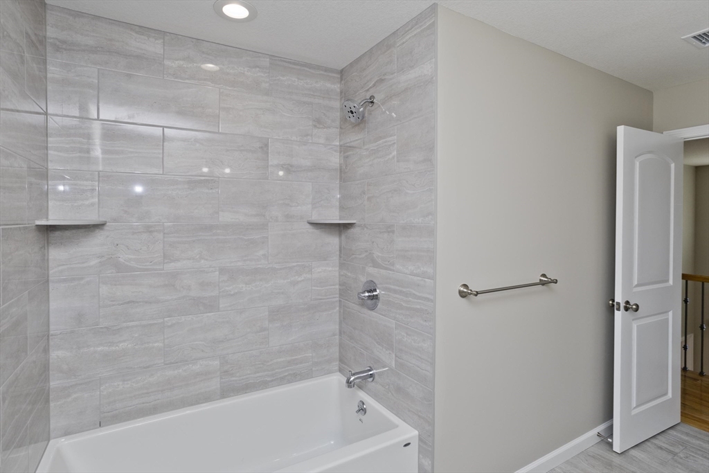 Agawam, Massachusetts 01001, United States, 4 Bedrooms Bedrooms, ,3 BathroomsBathrooms,Residential,Pending,122776