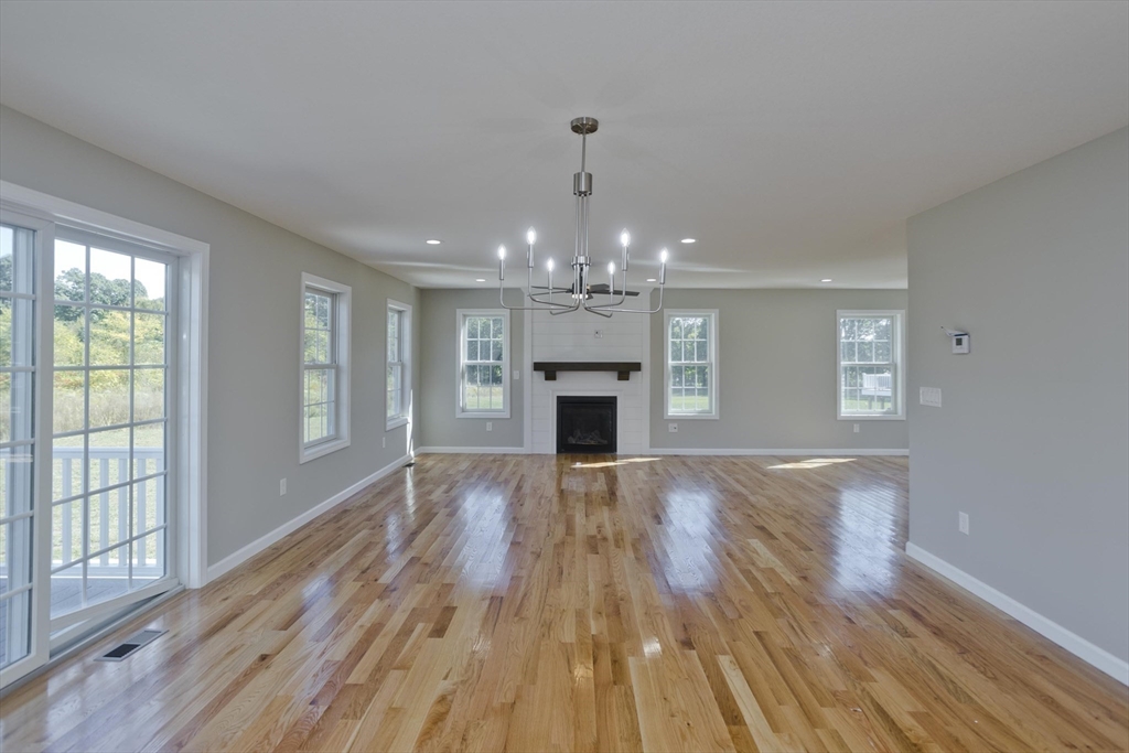 Agawam, Massachusetts 01001, United States, 4 Bedrooms Bedrooms, ,3 BathroomsBathrooms,Residential,Pending,122776