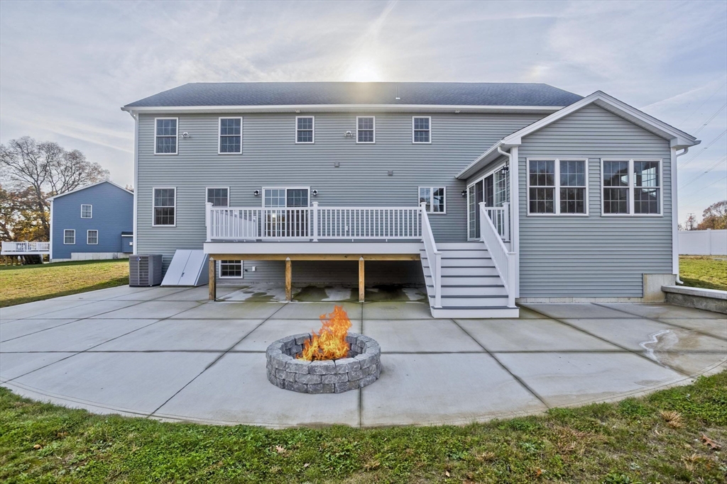 Agawam, Massachusetts 01001, United States, 4 Bedrooms Bedrooms, ,3 BathroomsBathrooms,Residential,Pending,122776