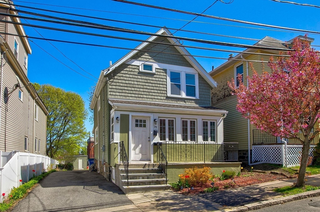 39 Ash Ave