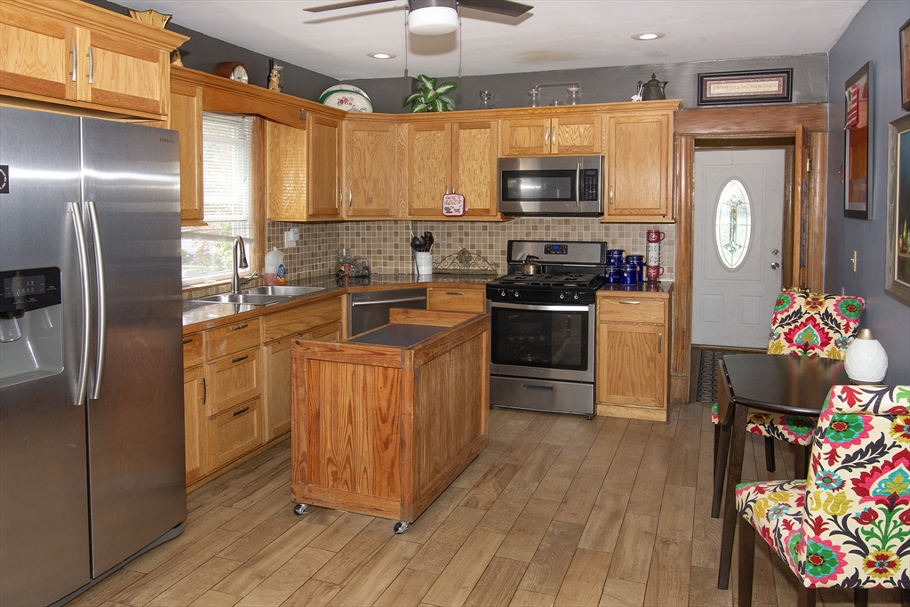 Springfield, Massachusetts 01104, United States, 3 Bedrooms Bedrooms, ,2 BathroomsBathrooms,Residential,Active,153653