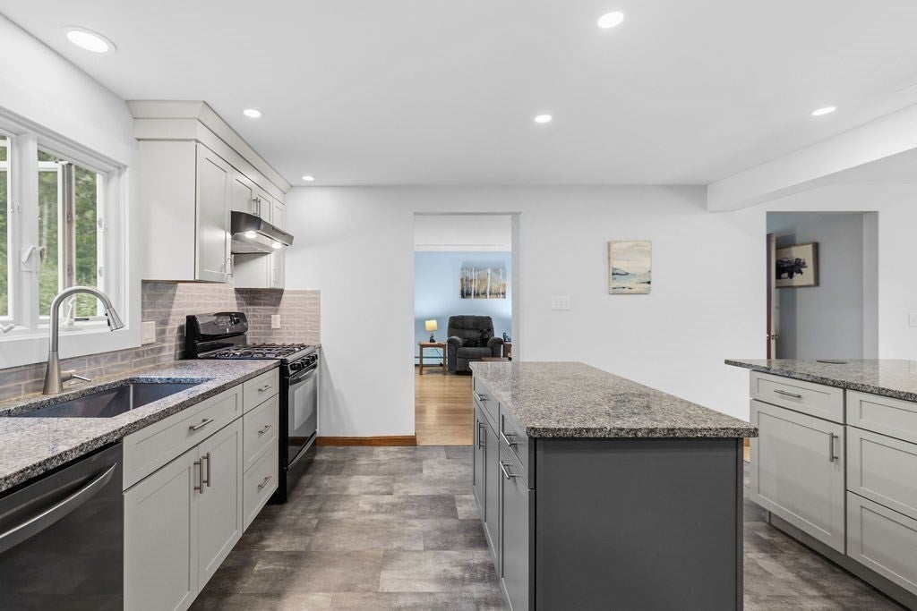 33 Woodland Rd, Rochester MA 02770