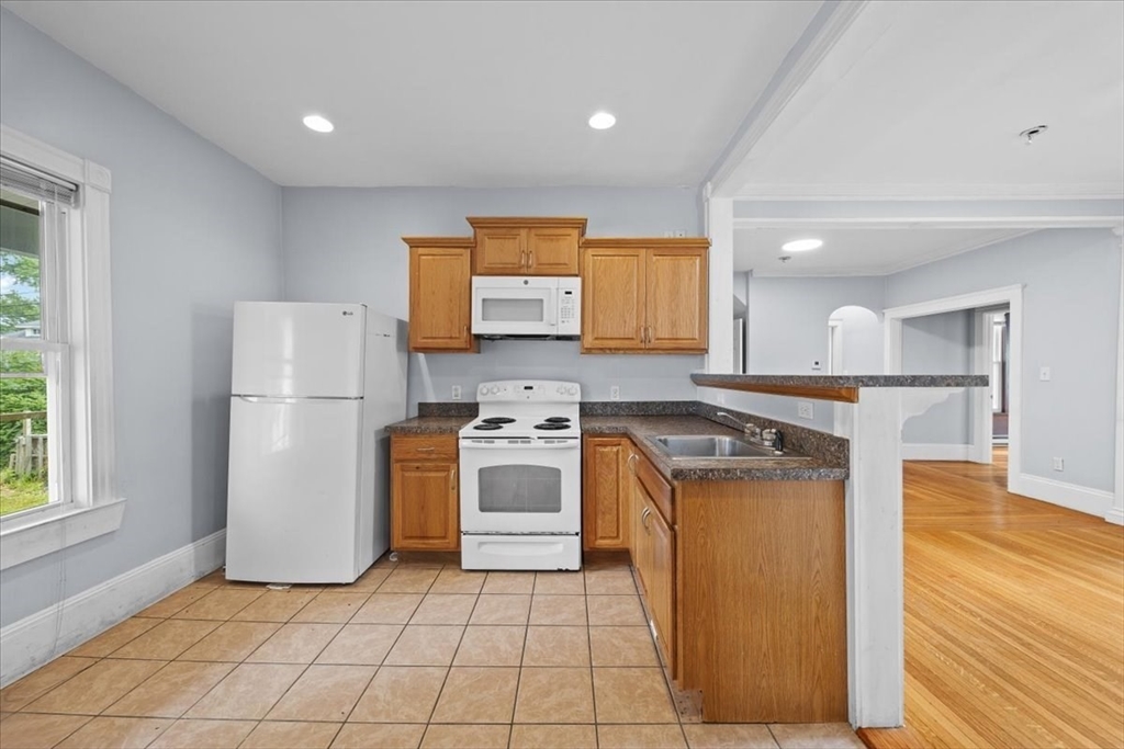 229 W Chestnut St