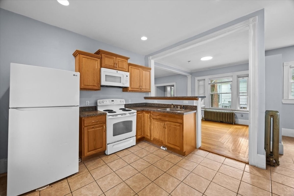 229 W Chestnut St