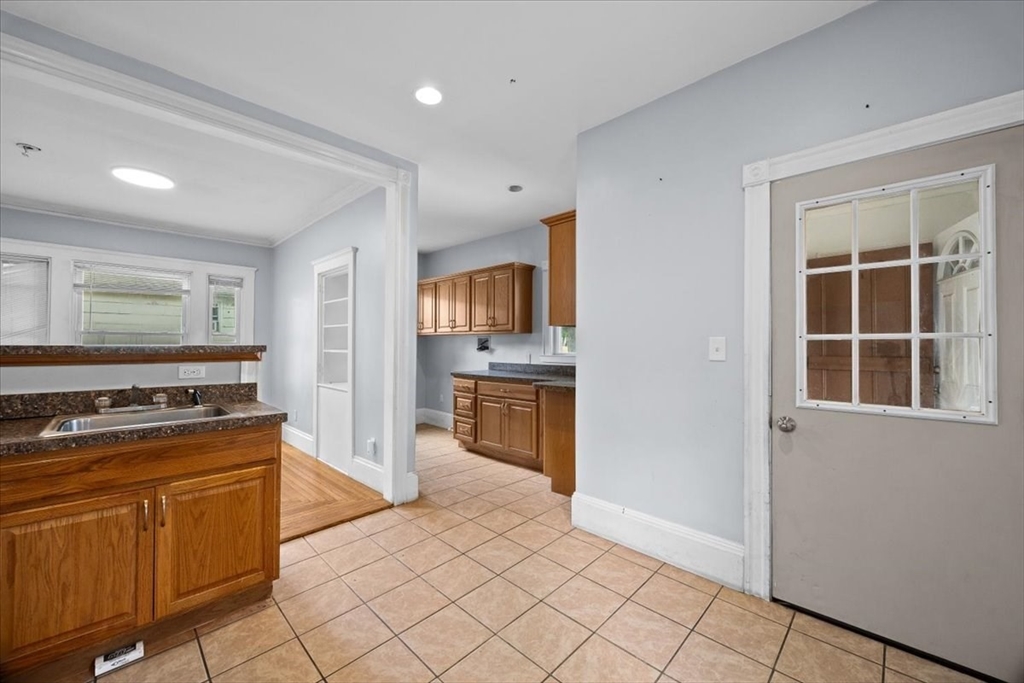 229 W Chestnut St